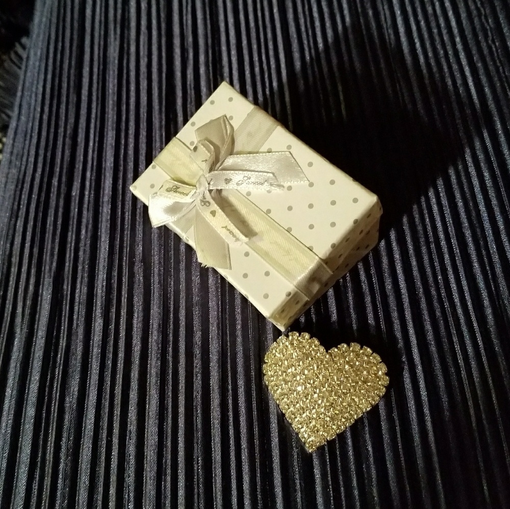 GORGEOUS CRYSTAL HEART SHAPED PIN/BROACH